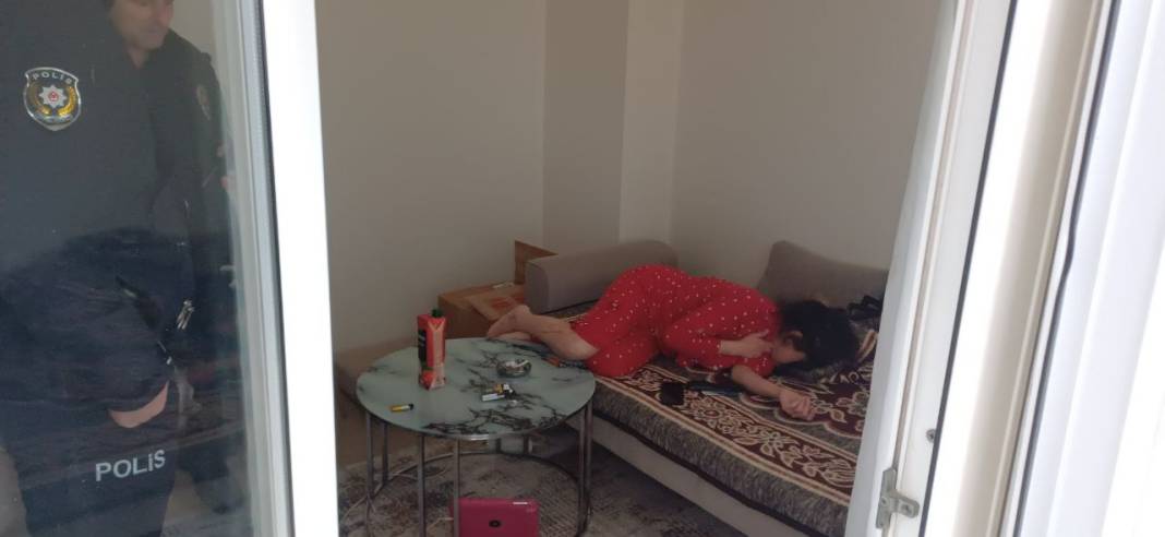 9 yaşındaki çocuğun ihbarıyla eve gelen polis, kadını bu halde buldu 3